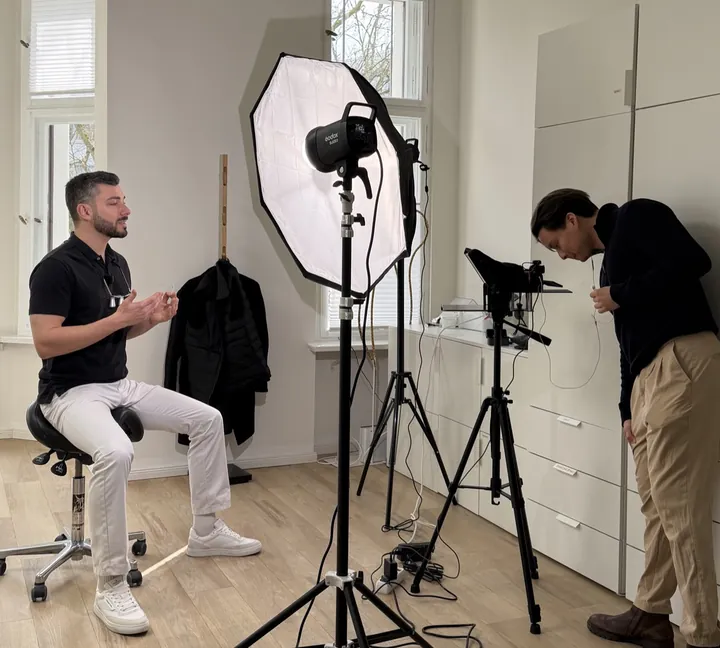 Making-of unseres Drehs im Zahnzentrum Tegel: Dr. Ludwig Melerowitz vor Licht und Kamera