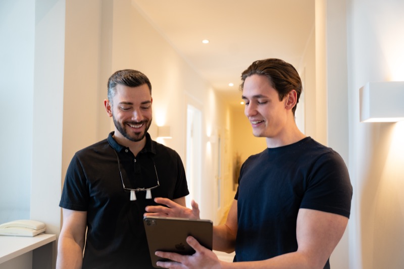 Dr. Ludwig Melerowitz und Moritz von MarModify, lachend in der Praxis